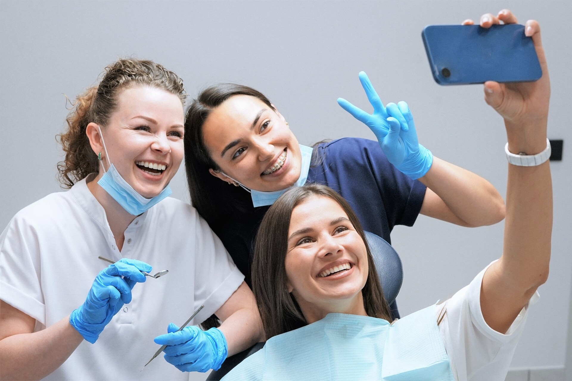 Команда высококласных специалистов стоматологической клиники 'Улыбайтесь чаще'